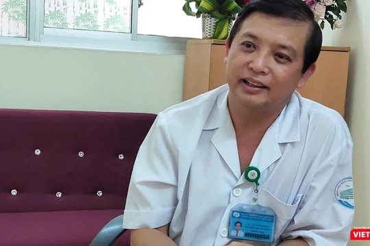 Bác sĩ Nguyễn Thanh Phong, Trưởng khoa Nhiễm D, BV Bệnh Nhiệt đới TP.HCM nói về ca bệnh 22 dương tính trở lại sau 3 lần âm tính (Ảnh: Hòa Bình) 