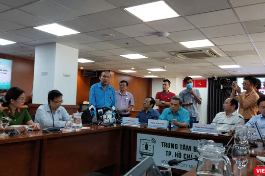 Thầy Nguyễn Văn Phúc - Hiệu trưởng trường THCS Bạch Đằng trả lời về vụ việc cây phượng đổ khiến 1 học sinh tử vong (Ảnh: Hòa Bình) 