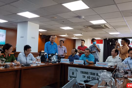 Thầy Nguyễn Văn Phúc - Hiệu trưởng trường THCS Bạch Đằng trả lời về vụ việc cây phượng đổ khiến 1 học sinh tử vong (Ảnh: Hòa Bình) 