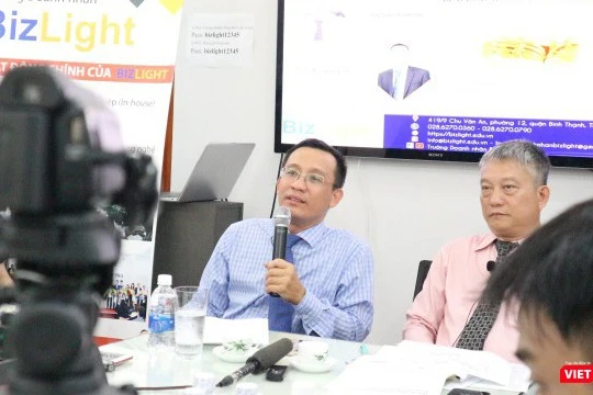 TS Bùi Quang Tín, CEO trường doanh nhân BizLight (người cầm micro) mới đây đã tử vong tại một buổi tiệc trong lúc cách ly toàn xã hội (Ảnh: MT) 