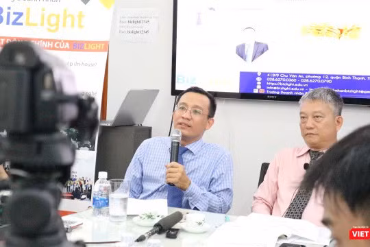 TS Bùi Quang Tín, CEO trường doanh nhân BizLight (người cầm micro) mới đây đã tử vong tại một buổi tiệc trong lúc cách ly toàn xã hội (Ảnh: MT) 