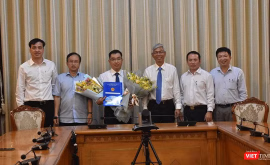 Ông Võ Văn Hoan - Phó chủ tịch UBND TP.HCM trao quyết định bổ nhiệm tân Phó Giám đốc Sở Xây dựng cho ông Huỳnh Thanh Khiết (Ảnh: Thành ủy TP.HCM)