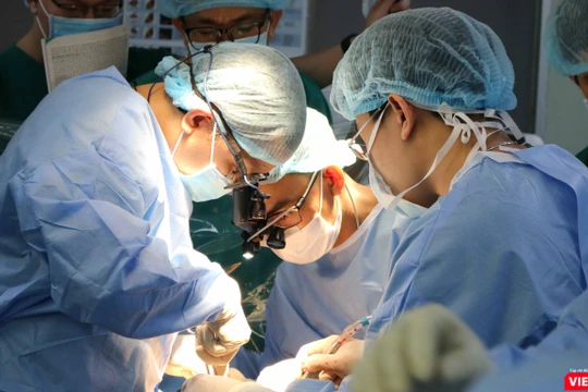 Các BS tại BV Chợ Rẫy vừa ghép tim thành công cho một bệnh nhân nam, đã hồi phục, khỏe mạnh (Ảnh: BVCR) 