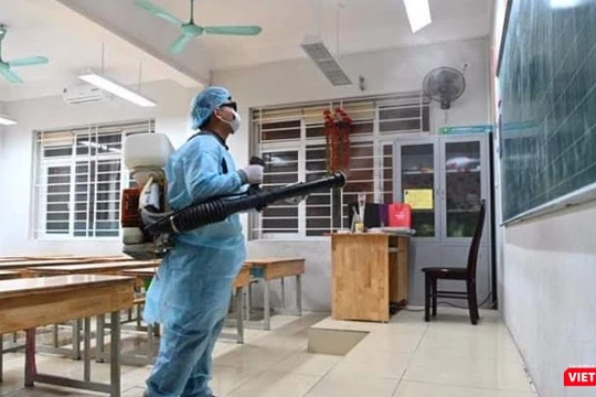 Phun khử sát khuẩn tại các trường trên địa bàn TP.HCM (Ảnh: HB)