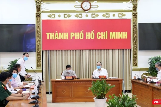 Bí thư Thành ủy TP.HCM Nguyễn Thiện Nhân và Chủ tịch UBND TP.HCM Nguyễn Thành Phong tại cuộc họp Ban Phòng chống dịch COVID-19 UBND TP.HCM chiều 3/8 (Ảnh: TTBC) 