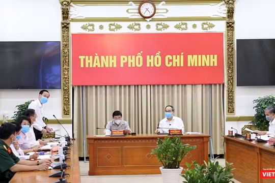 Bí thư Thành ủy TP.HCM Nguyễn Thiện Nhân và Chủ tịch UBND TP.HCM Nguyễn Thành Phong tại cuộc họp Ban Phòng chống dịch COVID-19 UBND TP.HCM chiều 3/8 (Ảnh: TTBC) 