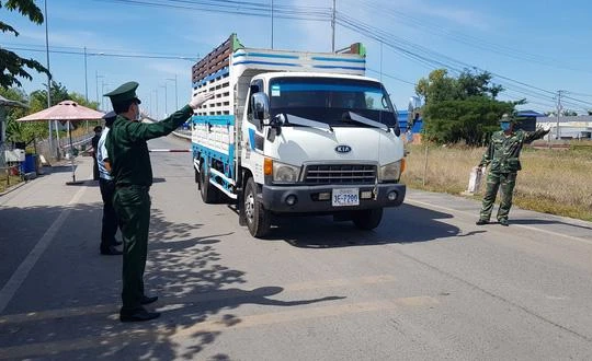 Lực lượng chức năng kiểm soát cửa khẩu An Giang sau khi có nhiều ca nhiễm COVID-19 nhập cảnh trái phép bằng cách đi xe tải qua biên giới (Ảnh: Bửu Đấu)