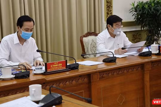 Ông Lê Thanh Liêm, Phó Chủ tịch thường trực và ông Nguyễn Thành Phong, Chủ tịch UBND TP.HCM tại cuộc họp chỉ đạo phòng, chống dịch bệnh COVID-19 (Ảnh: TTBC) 