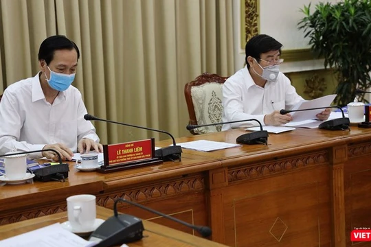 Ông Lê Thanh Liêm, Phó Chủ tịch thường trực và ông Nguyễn Thành Phong, Chủ tịch UBND TP.HCM tại cuộc họp chỉ đạo phòng, chống dịch bệnh COVID-19 (Ảnh: TTBC) 