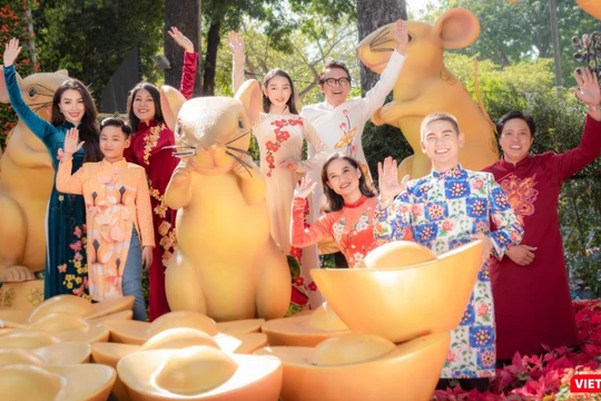 Khung cảnh mùa xuân và bức tranh Tết Canh Tý 2020 càng thêm lộng lẫy với tà áo dài xuân của NTK Việt Hùng.