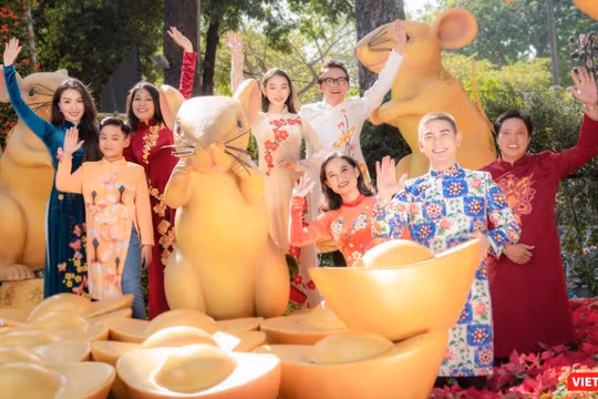 Khung cảnh mùa xuân và bức tranh Tết Canh Tý 2020 càng thêm lộng lẫy với tà áo dài xuân của NTK Việt Hùng.