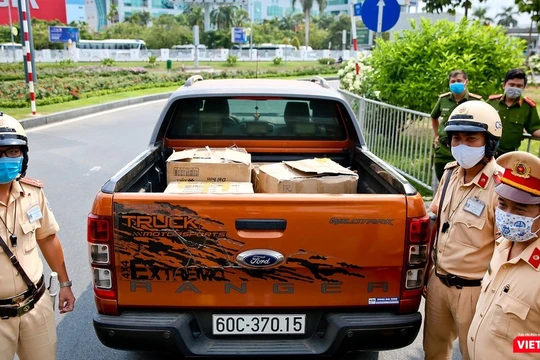 Lực lượng chức năng tại chốt kiểm dịch ngay ngoài sân bay Tân Sơn Nhất bắt giữ lô hàng 10.000 khẩu trang lậu, đem tiêu hủy (Ảnh: PC08)