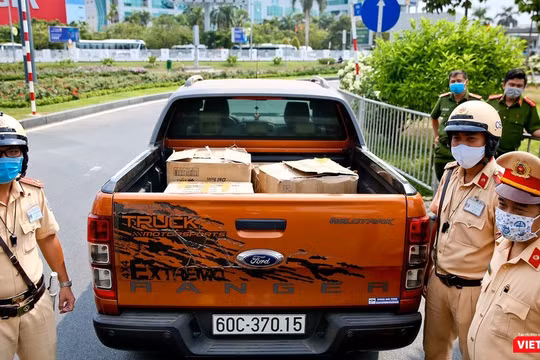 Lực lượng chức năng tại chốt kiểm dịch ngay ngoài sân bay Tân Sơn Nhất bắt giữ lô hàng 10.000 khẩu trang lậu, đem tiêu hủy (Ảnh: PC08)