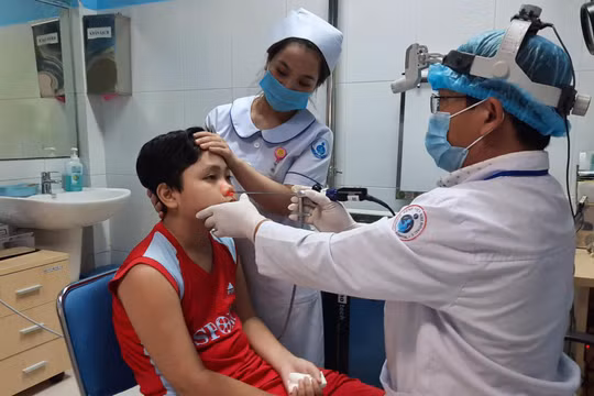 BS tại BV Nhi Đồng 1 giúp bé trai 13 tuổi thoát u xơ vòm mũi họng khiến chảy máu không ngừng và có nguy cơ dẫn tới nhiều bệnh nguy hiểm (Ảnh: BVCC)