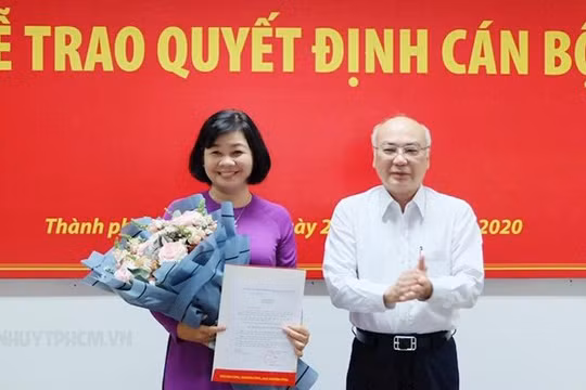 Trưởng Ban Tuyên giáo Thành ủy TPHCM Phan Nguyễn Như Khuê trao quyết định cho bà Lý Việt Trung (Ảnh: TTBC)