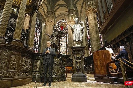 Danh ca Andrea Bocelli trình diễn trong giáo đường, chỉ có một nhạc công đệm đàn