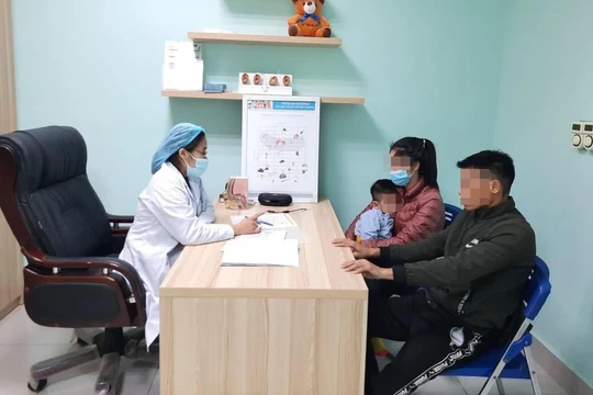 Bác sĩ Lại Thu Hà tư vấn cho gia đình bệnh nhi nghe kém (Ảnh: BVCC) 