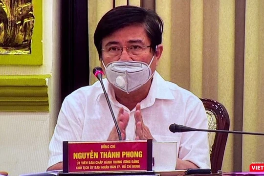 Chủ tịch UBND TP HCM Nguyễn Thành Phong vừa chấp thuận đề xuất chi 9 tỷ đồng hỗ trợ người bán vé số bị ảnh hưởng bởi COVID-19 (Ảnh: TTBC) 