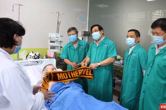 Bệnh nhân 91 giao lưu với PGS Ts Lương Ngọc Khuê và nói "Cảm ơn" bằng tiếng Việt (Ảnh: BVCR) 