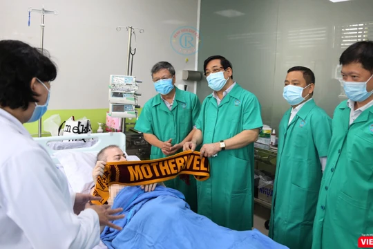 Bệnh nhân 91 giao lưu với PGS Ts Lương Ngọc Khuê và nói "Cảm ơn" bằng tiếng Việt (Ảnh: BVCR) 