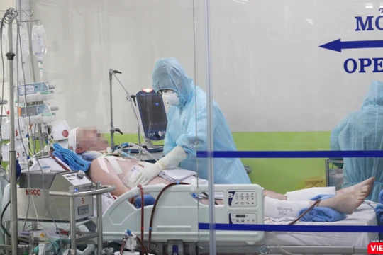 Bệnh nhân 91, phi công người Anh đang được tiếp tục điều trị tích cực tại BV Chợ Rẫy (Ảnh: BVCC) 