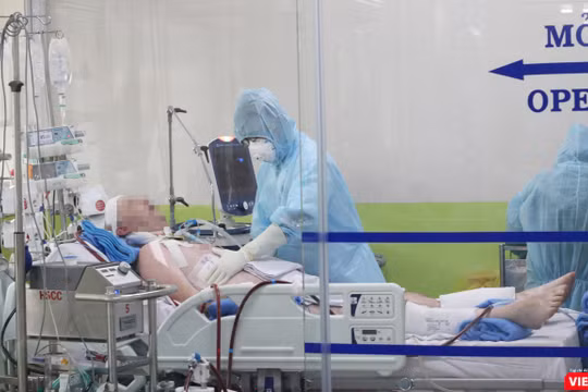 Bệnh nhân 91, phi công người Anh đang được tiếp tục điều trị tích cực tại BV Chợ Rẫy (Ảnh: BVCC) 
