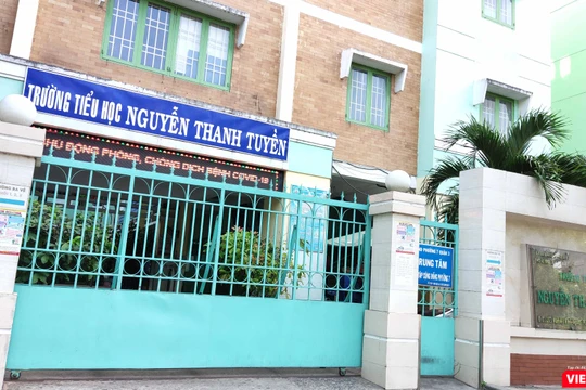Trường tiểu học Nguyễn Thanh Tuyền đang đóng cửa, cho học sinh nghỉ học (Ảnh: Hòa Bình) 
