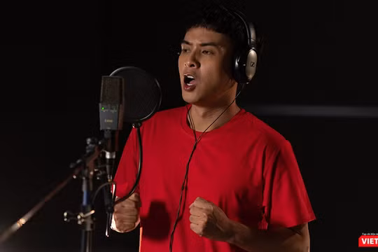 Hồ Quang Hiếu và 19 nghệ sĩ cùng xuất hiện trong MV "Việt Nam sẽ chiến thắng" (Ảnh: NVCC) 