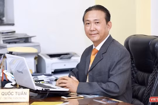 Luật sư Bùi Quốc Tuấn (Đoàn Luật sư TP.HCM) trao đổi về trách nhiệm của DN khi có nhiều khách hàng ngộ độc (Ảnh: HB) 