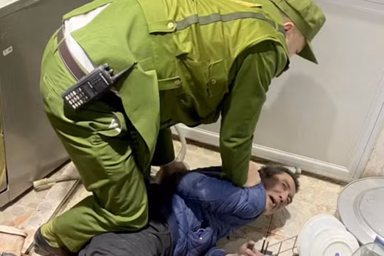 Cảnh sát khống chế, bắt giữ nghi phạm sát hại NSƯT Vũ Mạnh Dũng tại hiện trường (Ảnh: Cơ quan Công an cung cấp) 