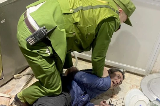 Cảnh sát khống chế, bắt giữ nghi phạm sát hại NSƯT Vũ Mạnh Dũng tại hiện trường (Ảnh: Cơ quan Công an cung cấp) 