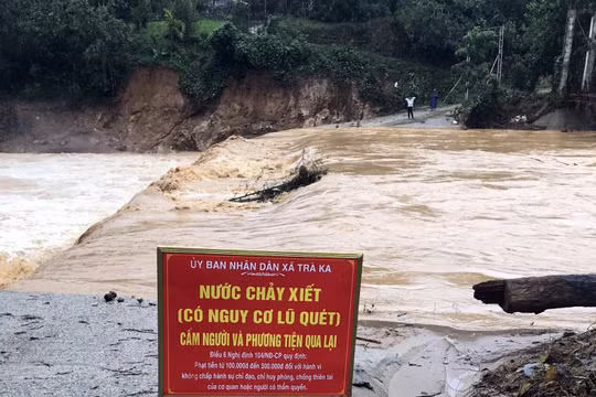 Nước sông cầu thôn 1 (Trà Ka, Bắc Trà My, Quảng Nam) đang dâng cao khi có mưa lớn (Ảnh: QNO)
