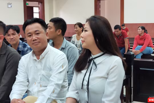 Bị cáo Vũ Thụy Hồng Ngọc (vợ cũ của BS Chiêm Quốc Thái) có mặt tại phiên xử sáng 19/6 (Ảnh: Hòa Bình) 