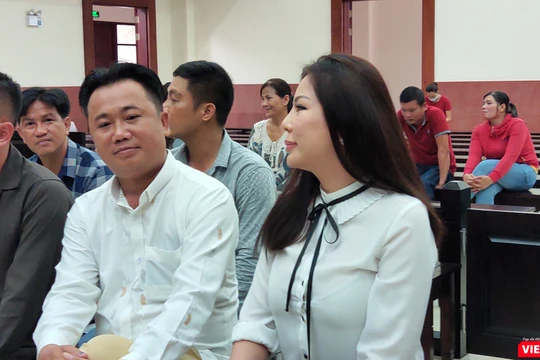 Bị cáo Vũ Thụy Hồng Ngọc (vợ cũ của BS Chiêm Quốc Thái) có mặt tại phiên xử sáng 19/6 (Ảnh: Hòa Bình) 