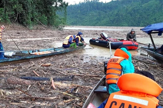 Tìm kiếm cứu nạn trên lòng sông Leng và sông Tranh vô cùng khó khăn do lượng gỗ và rác quá dày (Ảnh: XM)