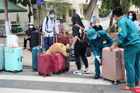 Hơn 6.300 người hết hạn cách ly tập trung được trở về với gia đình (Ảnh: Đình Nguyên)