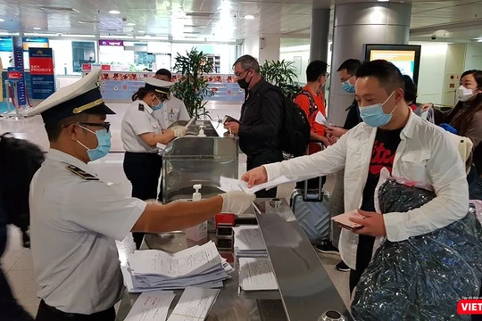 Kiểm dịch quốc tế cho người nhập cảnh tại sân bay Tân Sơn Nhất (Ảnh: M.T) 