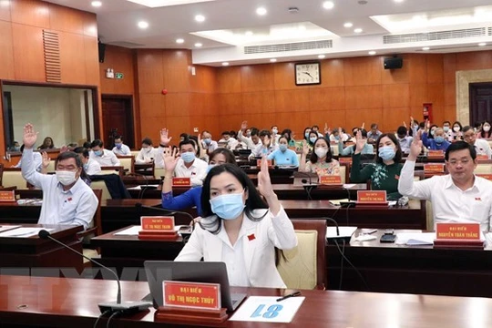 Các đại biểu HĐND TP.HCM biểu quyết thông qua Dự thảo Nghị quyết. (Ảnh- Xuân Khu)