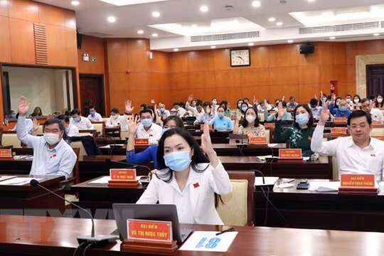 Các đại biểu HĐND TP.HCM biểu quyết thông qua Dự thảo Nghị quyết. (Ảnh- Xuân Khu)