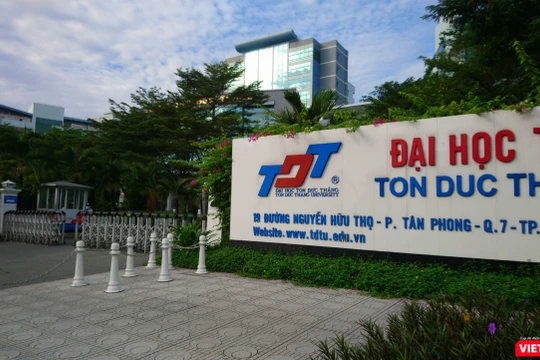 Trường đại học Tôn Đức Thắng đã quyết định cho hơn 20.000 sinh viên tạm dừng học tập trung kể từ ngày 2/12 đến hết ngày 6/12 vì ca mắc COVID-19 mới.