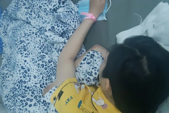 Nữ sinh tên N.T.N.Y., lớp 10, Trường THPT Vĩnh Xương (An Giang) đang được điều trị tại Bệnh viện Nhi Đồng 2 (TPHCM) sau vụ uống thuốc tự tử, để lại thư tuyệt mệnh cho rằng bị thầy cô đối xử chưa đúng ở trường (Ảnh: PL) 