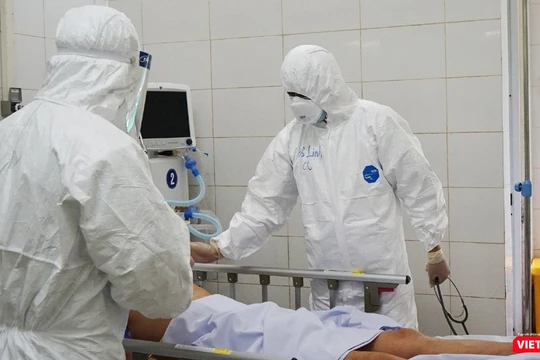 Bác sĩ Trần Thanh Linh và đồng nghiệp chăm sóc BN nặng COVID-19 tại "tâm dịch" Đà Nẵng 