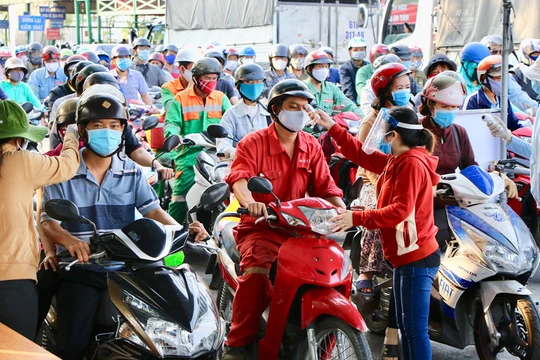 Quá đông người dân qua phà Cát Lái nên không thể đảm bảo khoảng cách (Ảnh: Khả Hòa)