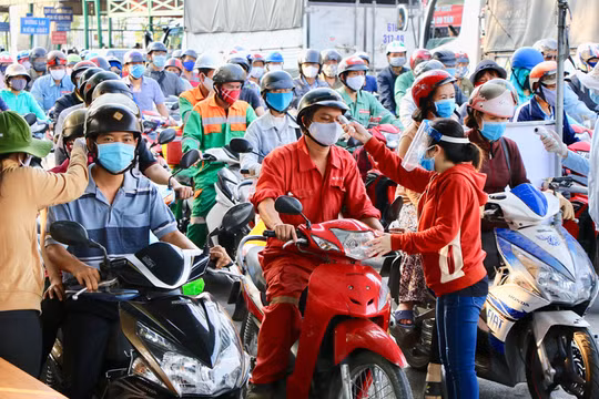 Quá đông người dân qua phà Cát Lái nên không thể đảm bảo khoảng cách (Ảnh: Khả Hòa)