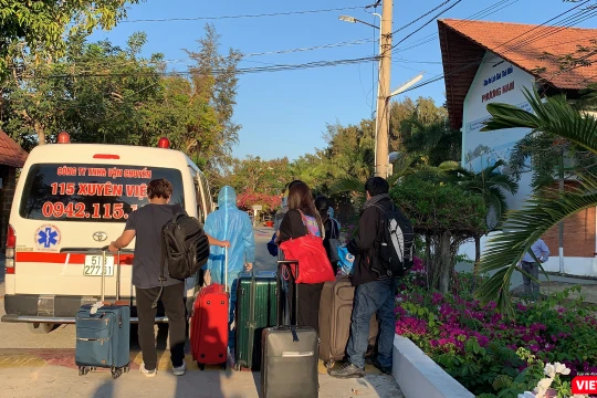 Đưa người nhập cảnh đi cách ly tại resort Phương Nam (Ảnh: Phạm Nguyễn) 