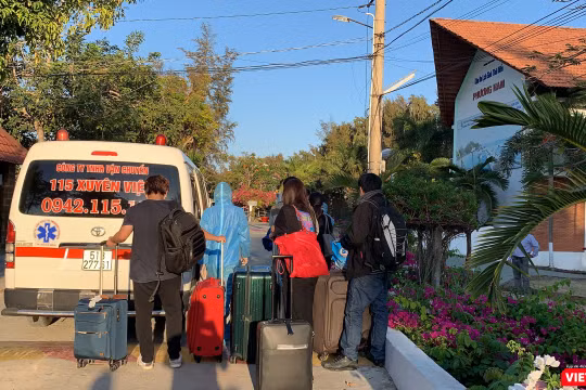 Đưa người nhập cảnh đi cách ly tại resort Phương Nam (Ảnh: Phạm Nguyễn) 