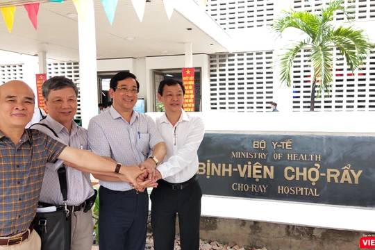 PGS.TS Lương Ngọc Khuê chúc mừng đội ngũ BS chuẩn bị tiễn bệnh nhân 91 về quê hương Anh (Ảnh: Hòa Bình)