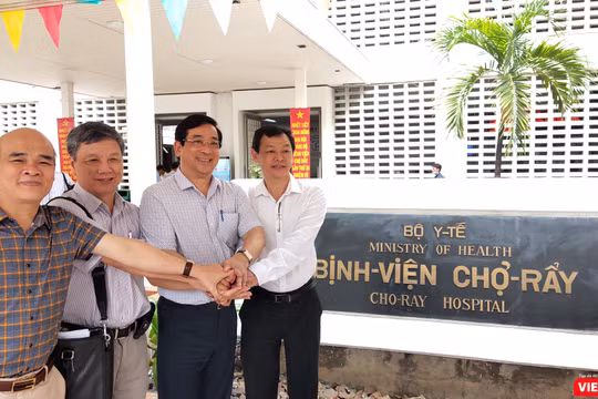 PGS.TS Lương Ngọc Khuê chúc mừng đội ngũ BS chuẩn bị tiễn bệnh nhân 91 về quê hương Anh (Ảnh: Hòa Bình)