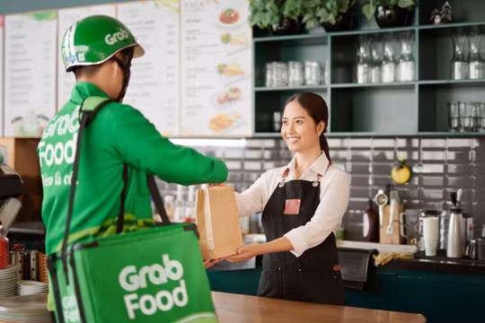 Vận chuyển thức ăn với Grab Food giúp giãn cách xã hội tốt hơn (Ảnh: Grab Food)