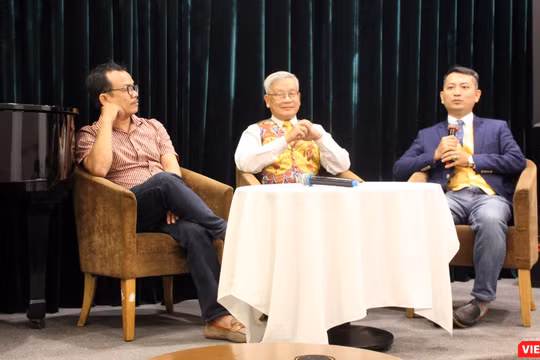 Các giám tuyển gồm có nhà nghiên cứu mỹ thuật Lý Đợi, nhà nghiên cứu mỹ thuật Ngô Kim Khôi và họa sĩ Ngô Trần Vũ (Ảnh: Tiểu Vũ) 